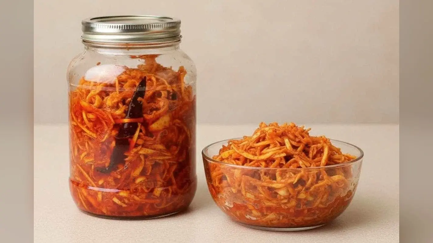 Cabbage Pickle Recipe: मिनटों में तैयार करें खट्टा–मसालेदार पत्तागोभी का अचार, लंच–डिनर के साथ परफेक्ट