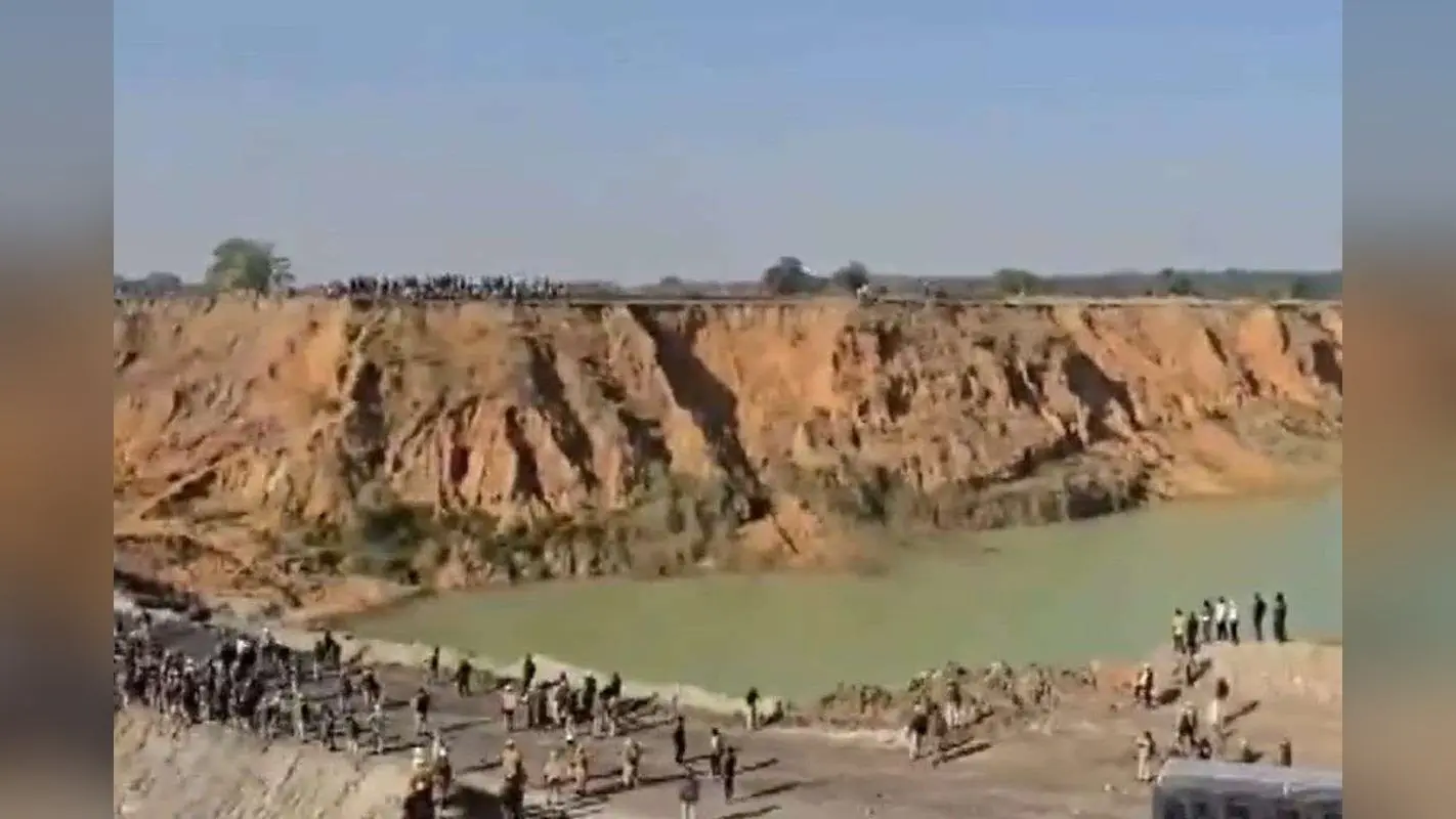 Chhattisgarh Coal Mine Protest: छत्तीसगढ़ में कोयला खदान पर भारी बवाल, पुलिस और ग्रामीणों के बीच भिड़ंत, गांव वाले बोले- जान चली जाए, लेकिन…