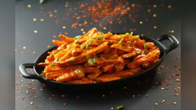 Chilli Garlic Potato Recipe: चाय का मजा बढ़ाने के लिए चिली गार्लिक पोटैटो है बेस्ट ऑप्शन, कुछ मिनटों में हो जाएगा तैयार