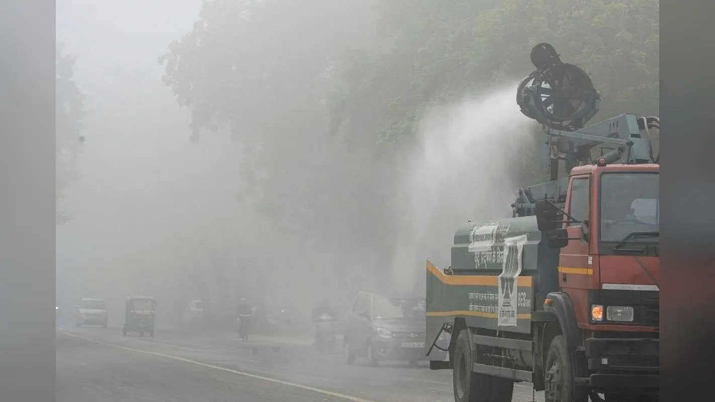 Delhi Air Pollution: दिल्ली की हवा बनी जहर, AQI 500 के करीब, GRAP-4 लागू