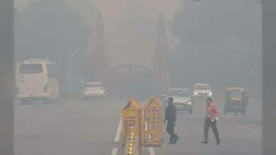 Delhi Pollution: दिल्ली में वायु प्रदूषण से स्थिति बेहद खराब, सड़क पर चलना मुश्किल, AQI 400 के पार