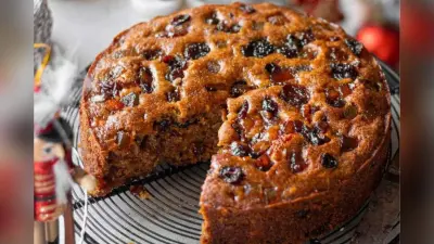 Eggless Christmas Plum Cake Recipe: बिना अंडे और बिना ओवन के मिनटों में बनाएं सॉफ्ट प्लम केक