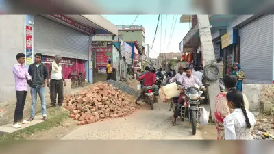 सड़क पर पर रखा भवन निर्माण सामग्री, परेशानी