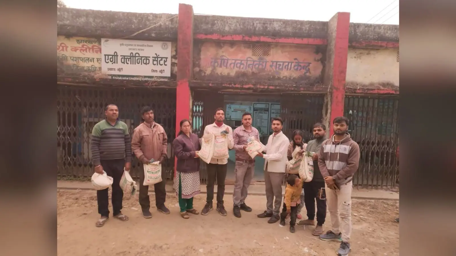 किसानों के बीच रबी फसल का बीज वितरित