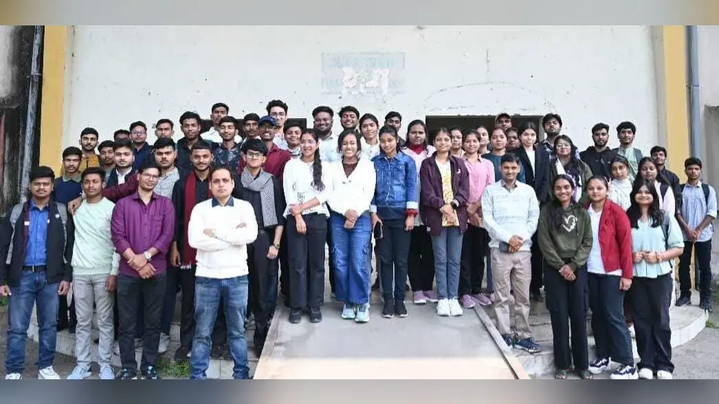 Dhanbad News : सिंदरी में राजकीय अभियंत्रण महाविद्यालय बोकारो के छात्रों के लिए प्रेरण कार्यक्रम