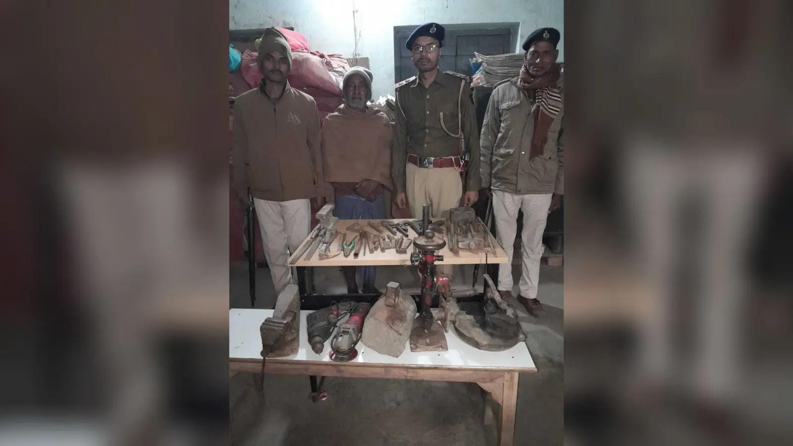 पिता-पुत्र घर में ही चला रहे थे मिनी गन फैक्ट्री, पिता गिरफ्तार, पुत्र फरार