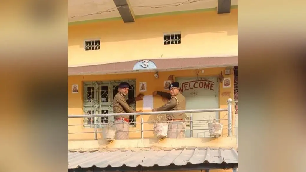 बहू की हत्या में फरार ससुर के घर चिपकाया गया इश्तेहार