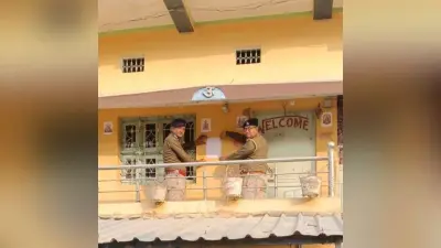बहू की हत्या में फरार ससुर के घर चिपकाया गया इश्तेहार