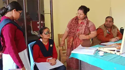 स्वास्थ्य शिविर में बच्चों की ऊंचाई, वजन व नेत्र की हुई जांच
