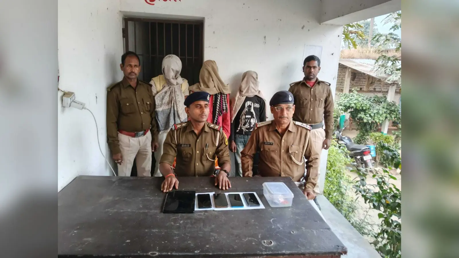 मोबाइल चोरी में तीन धराये, चार मोबाइल व एक टैब बरामद