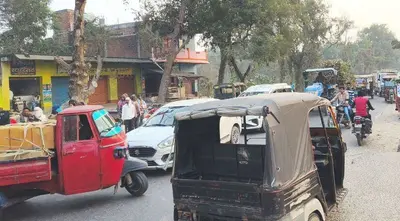 ऑटो स्टैंड नहीं रहने से राहगीर व व्यवसायी परेशान