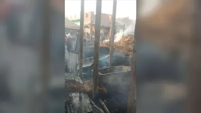 आग से एक दर्जन लोगों के घर जले