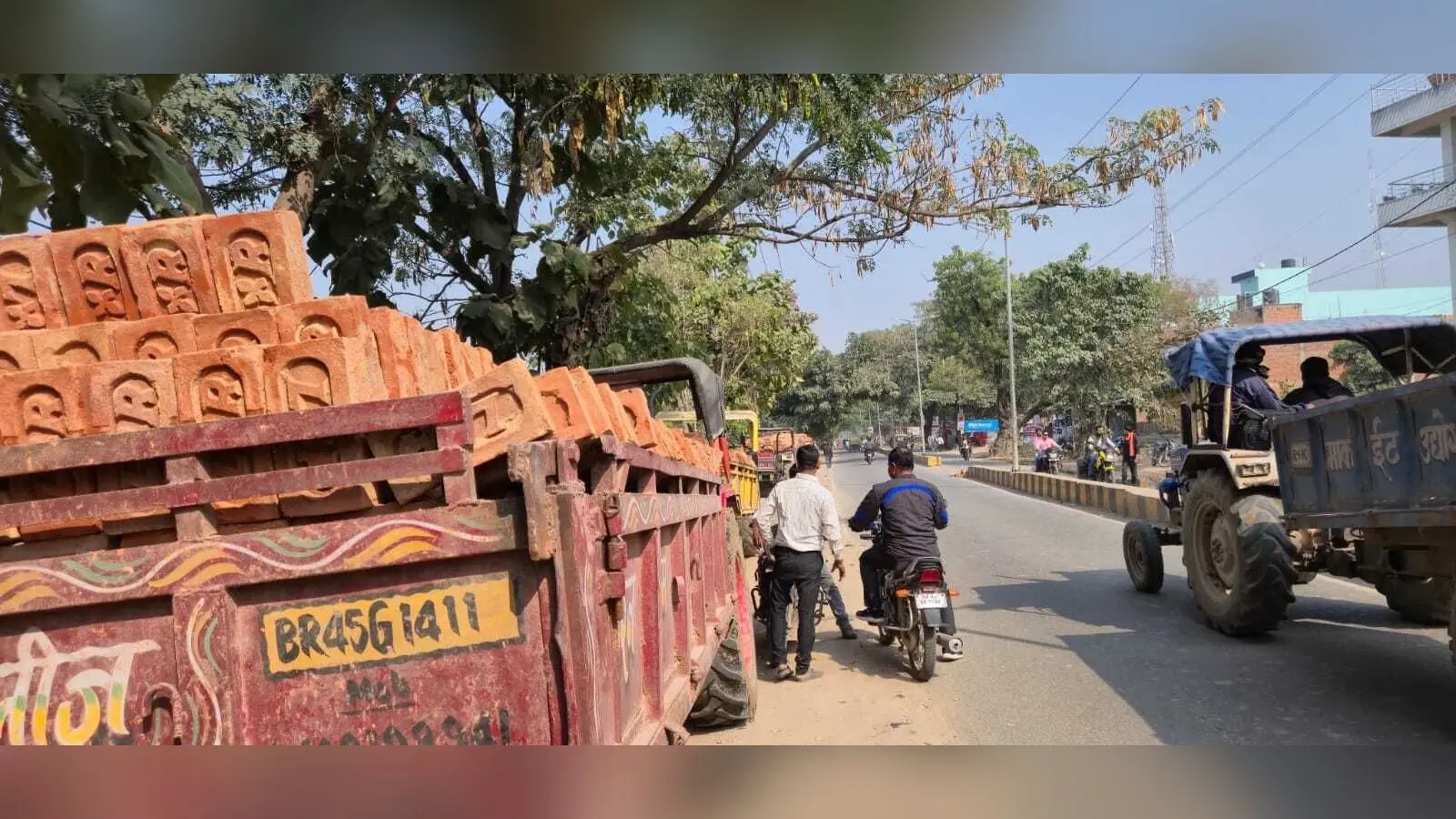 शहर में बेखौफ चल रहा मुख्य सड़क के किनारे ईंट, बालू व गिट्टी का कारोबार