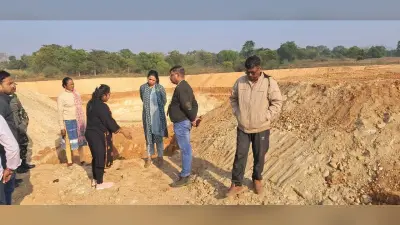 Seraikela Kharsawan News : लंबित कार्यों में तेजी लाने पर जोर, लापरवाही बर्दाश्त नहीं