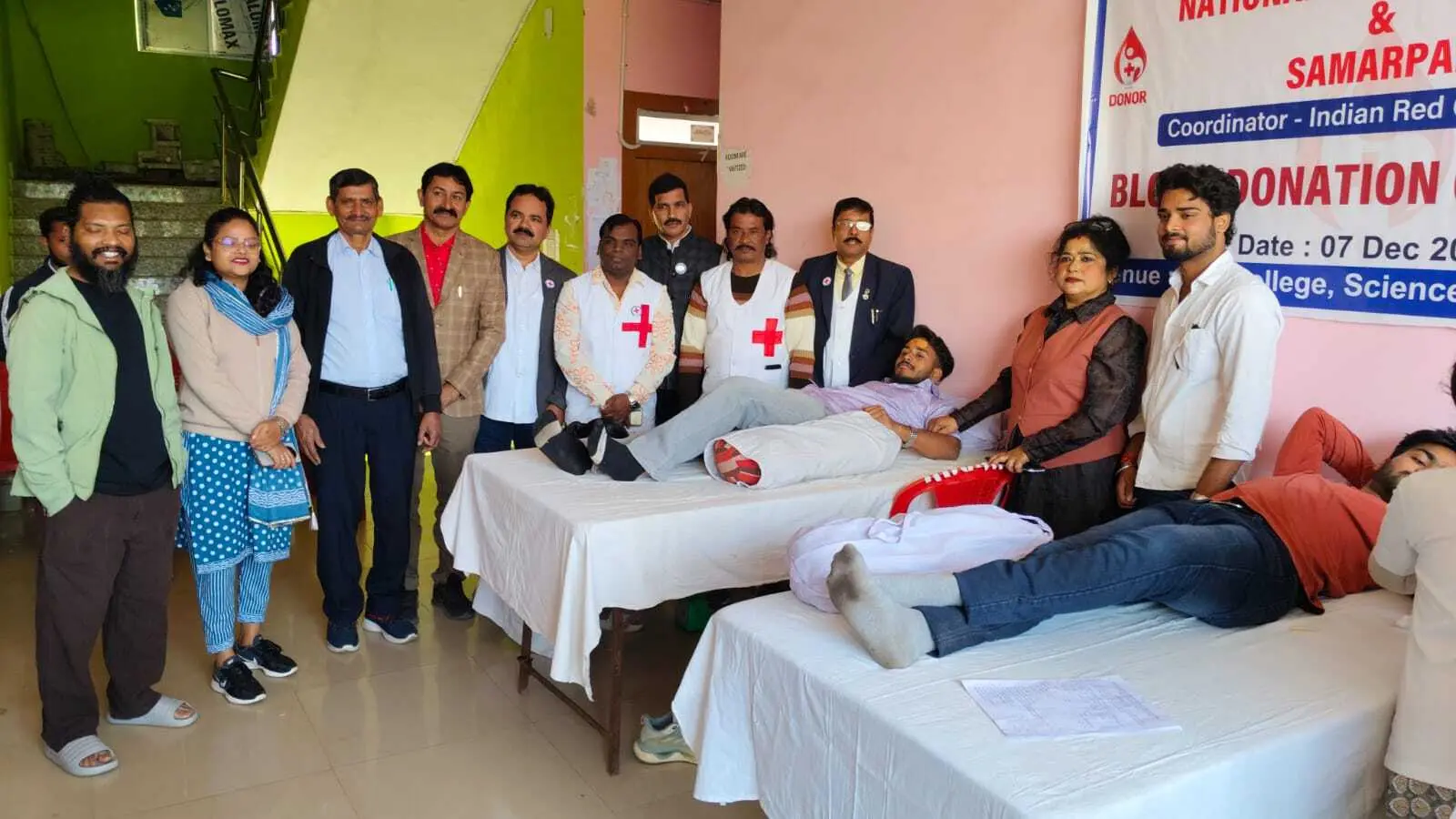 समर्पण व एनएसएस के शिविर में 16 लोगों ने किया रक्तदान