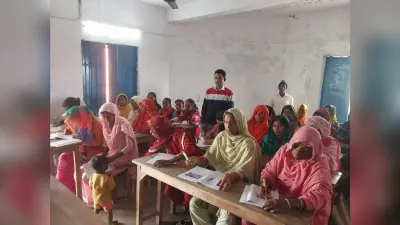 नव साक्षर महिलाओं ने दी परीक्षा
