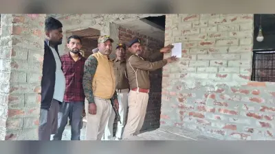 हत्या कांड के फरार अभियुक्तों के घर पुलिस ने चिपकाया इश्तेहार