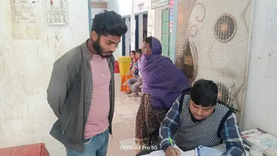 ट्रैक्टर के धक्के से बाइक सवार दो युवक जख्मी