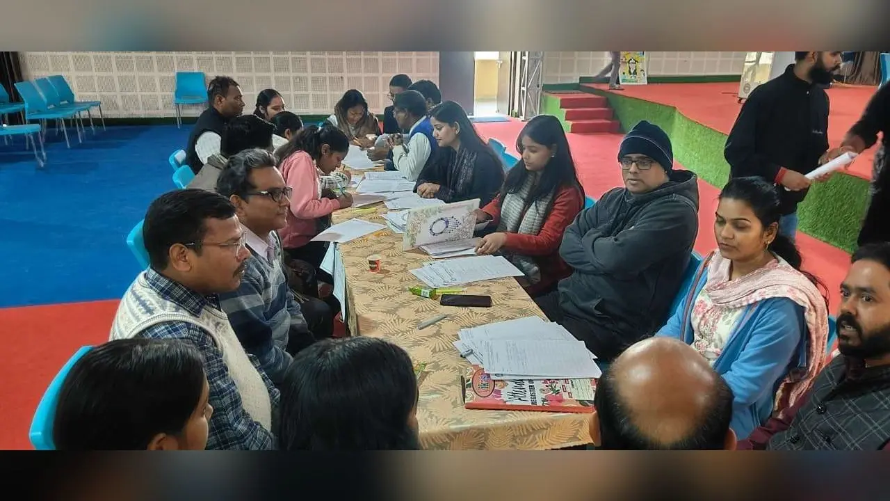 फैकल्टी-पेरेंट्स मीटिंग में विद्यार्थियों के एकेडमिक प्रोग्रेस की दी गयी जानकारी