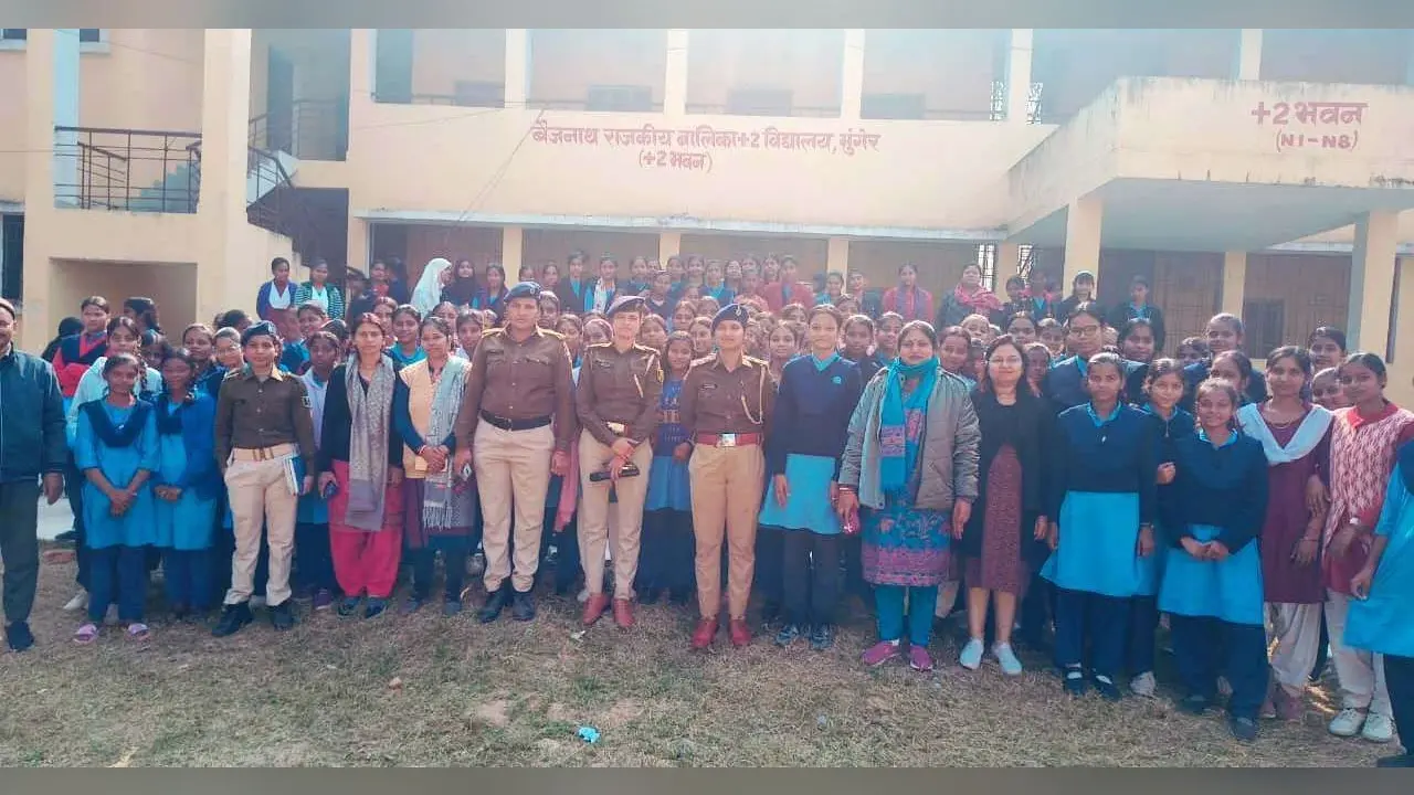 विद्यालय पहुंच मुंगेर पुलिस छात्राओं को दे रही नये आपराधिक कानून की जानकारी