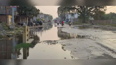 बिहिया-बिहटा स्टेट हाइवे पर नाली निर्माण अधुरा रहने से जलजमाव