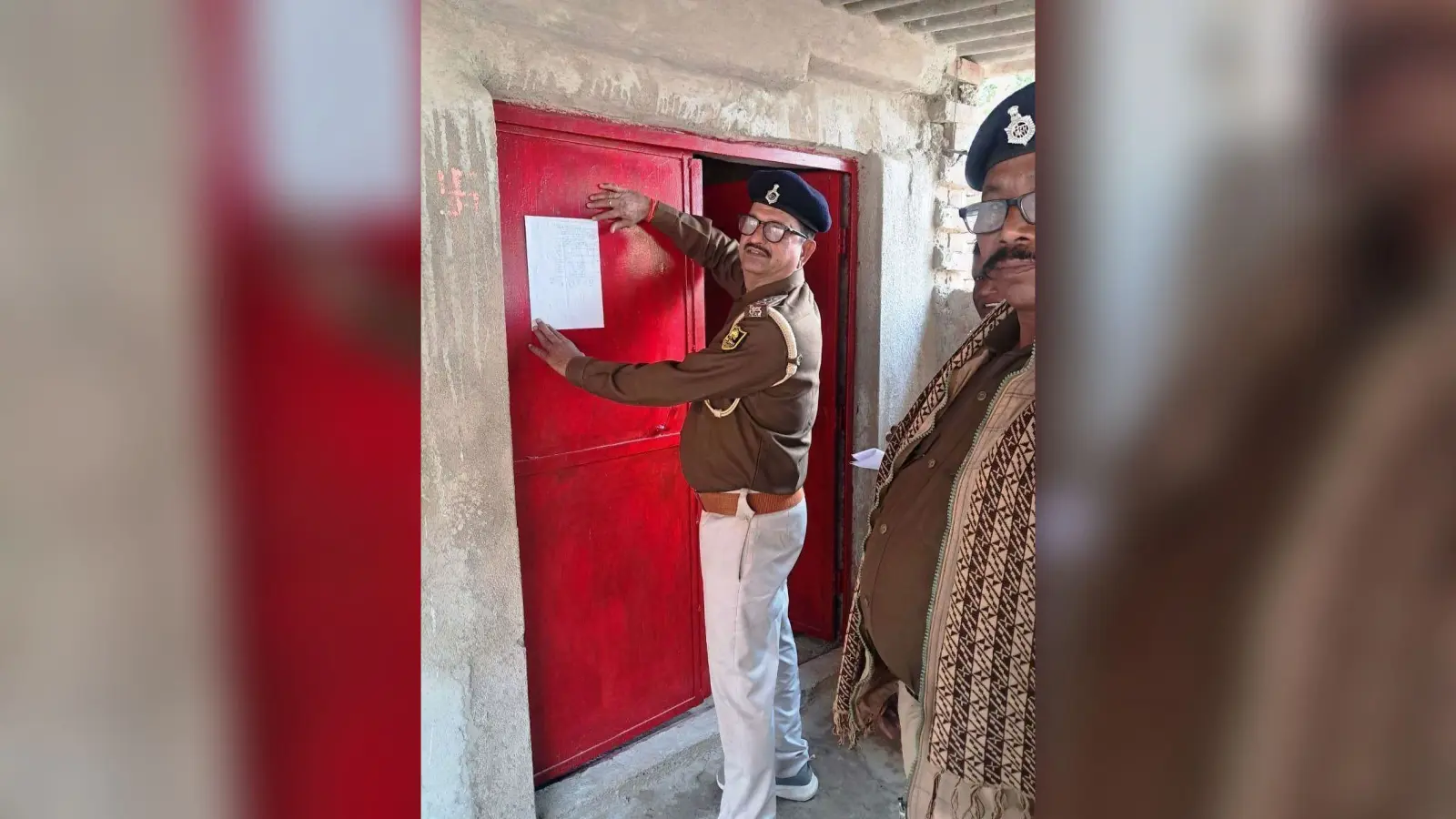पुलिस ने अभियुक्त के घर ढोल-नगाड़े के साथ चिपकाया इश्तेहार