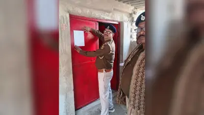 पुलिस ने अभियुक्त के घर ढोल-नगाड़े के साथ चिपकाया इश्तेहार