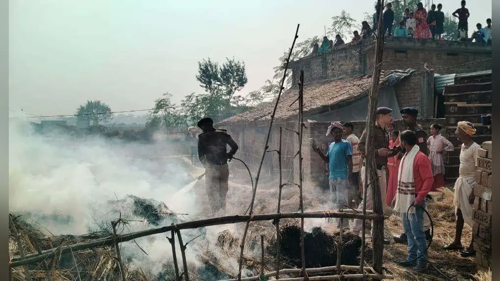 फूस की झोपड़ी में लगी आग, सामान सहित नगदी जलकर राख