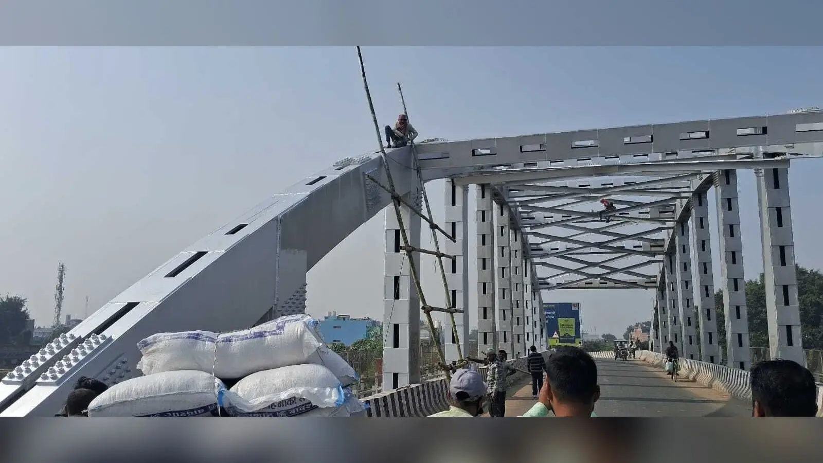 बिना सुरक्षा उपकरण के जान जोखिम में डाल मजदूर कर रहे रेल ओवरब्रिज की रंगाई-पुताई