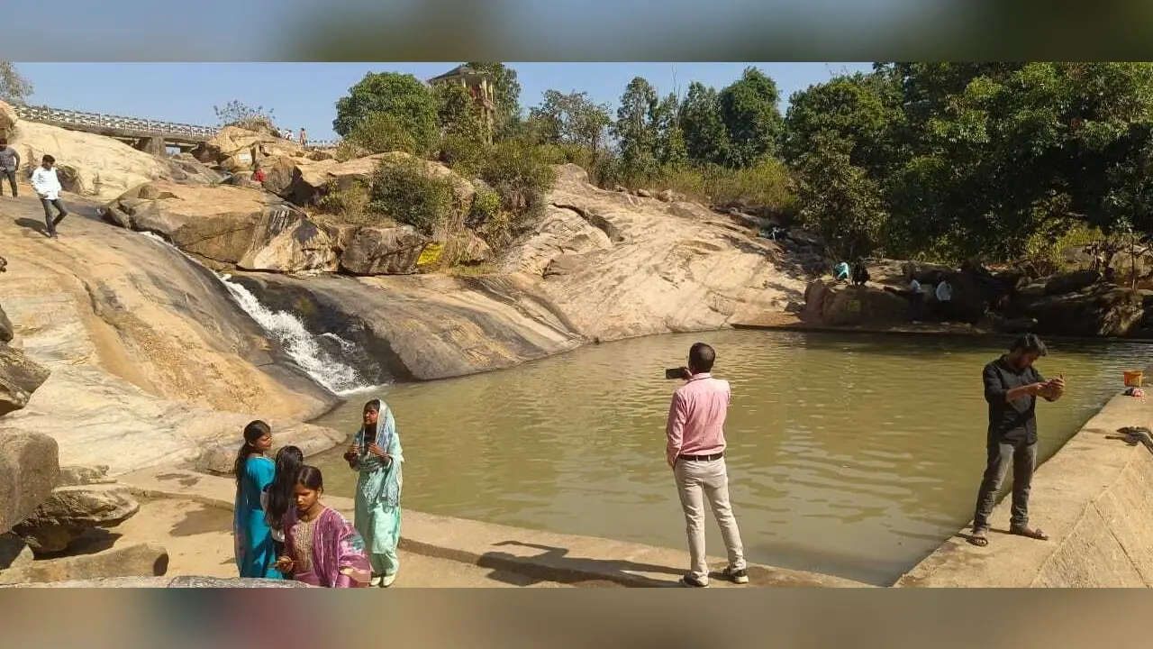 पिकनिक स्पॉट और जलप्रपात में पहुंचने लगे सैलानी