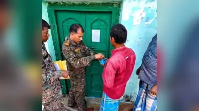 फरार आरोपी के घर चिपकाया इश्तिहार