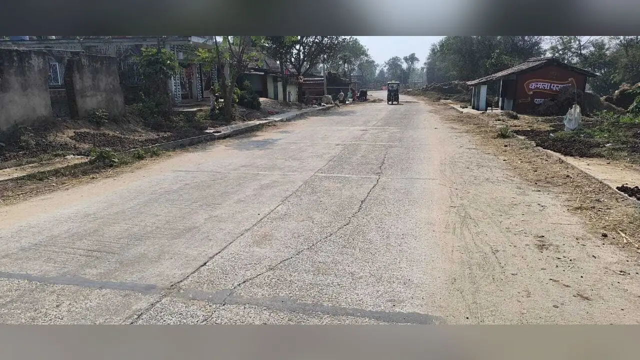 करोड़ों की लागत से बनी सड़क में आयी दरार