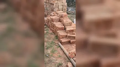 निर्माण कार्य में घटिया ईंट लगाने का आरोप, विभाग से की गयी शिकायत
