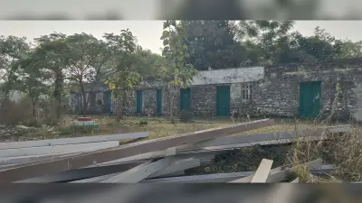 sasaram News : सरकारी उपेक्षा से बदहाल हुआ दिनारा का संस्कृत विद्यालय