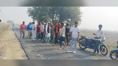 ग्रामीण सड़क निर्माण में बरती जा रही घोर अनियमितता, ग्रामीणों में आक्रोश
