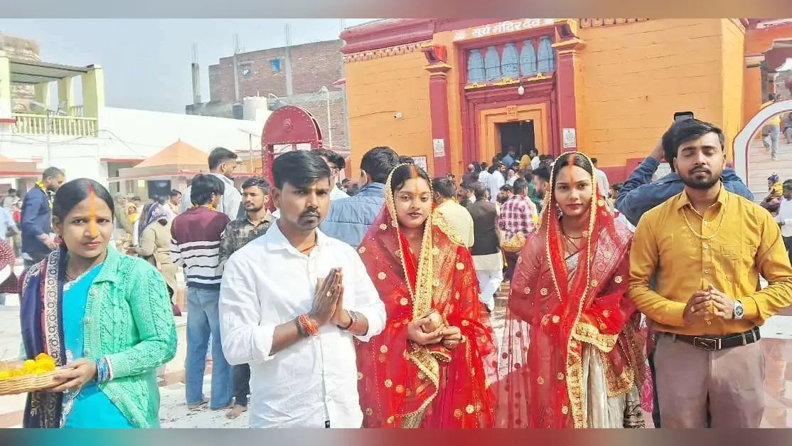 नवदंपती पहुंचे भगवान भास्कर के दरबार, सुखमय जीवन की कामना की