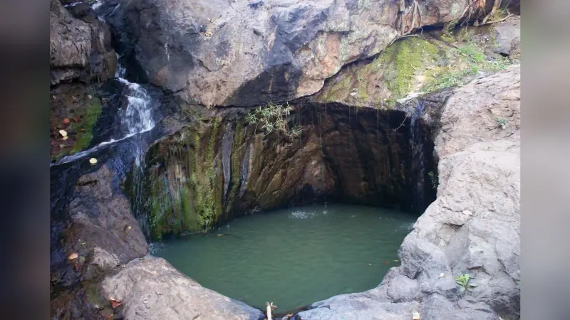 Bokaro News : लोगों को आकर्षित करता इंद्रकुआंं का प्राकृतिक दृश्य