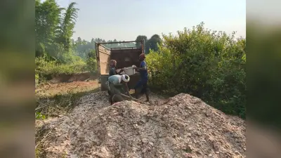 Giridih News :गावां में छापेमारी में100 टन से अधिक माइका जब्त