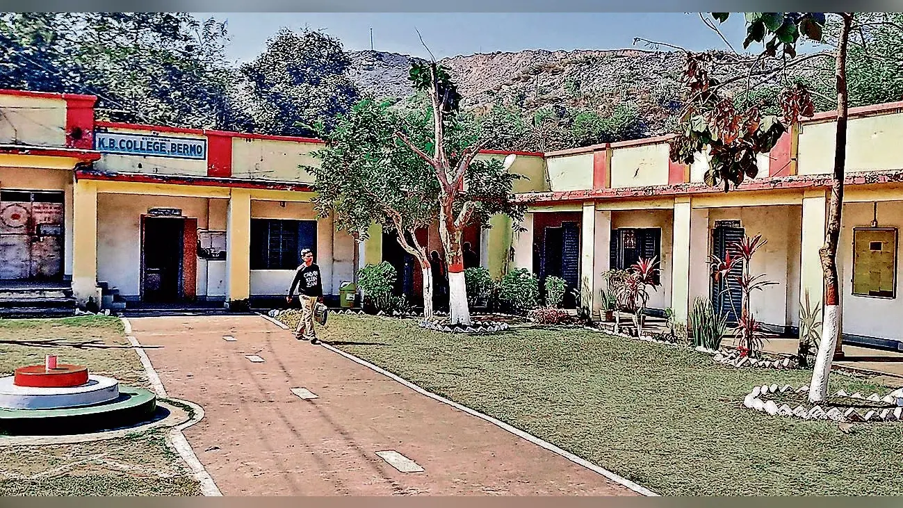 Bokaro News : केबी कॉलेज में एक दशक से अधूरा है फिजिक्स विभाग का भवन