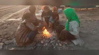 Chaibasa News : ठंड में ठिठुर रहे लोग, न कंबल मिला, न अलाव