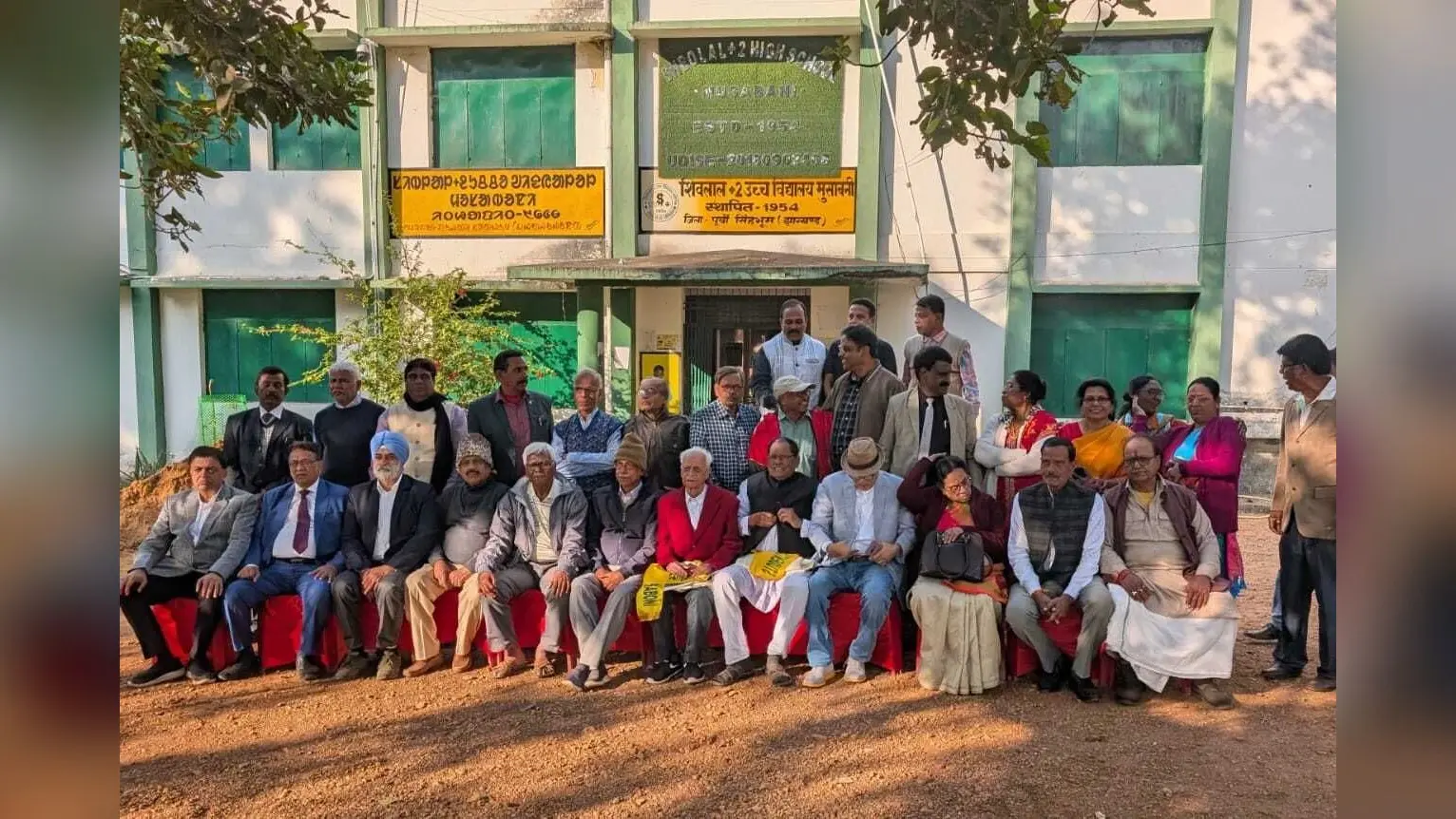 East Singhbhum News : दोस्तों से मिलकर पुरानी यादों को ताजा किया