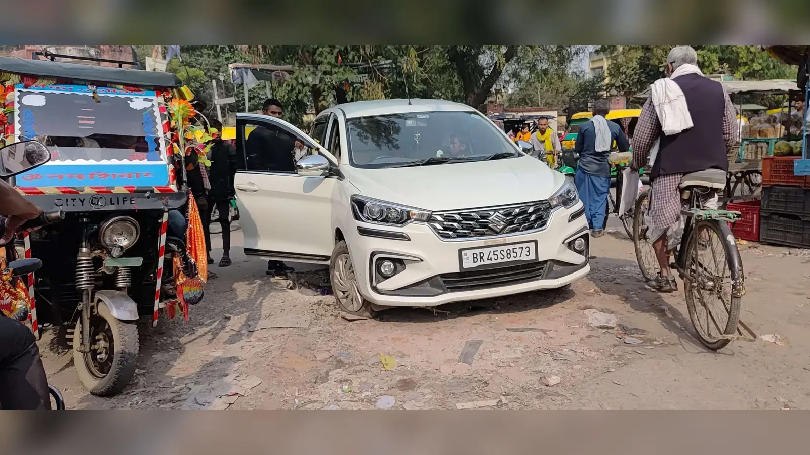 हरसू ब्रह्म गेट के सामने नाले के टूटे स्लैब में फांसी कार, बड़ा हादसा टला