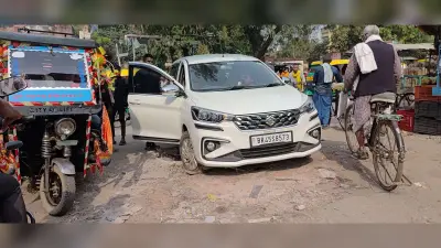 हरसू ब्रह्म गेट के सामने नाले के टूटे स्लैब में फांसी कार, बड़ा हादसा टला