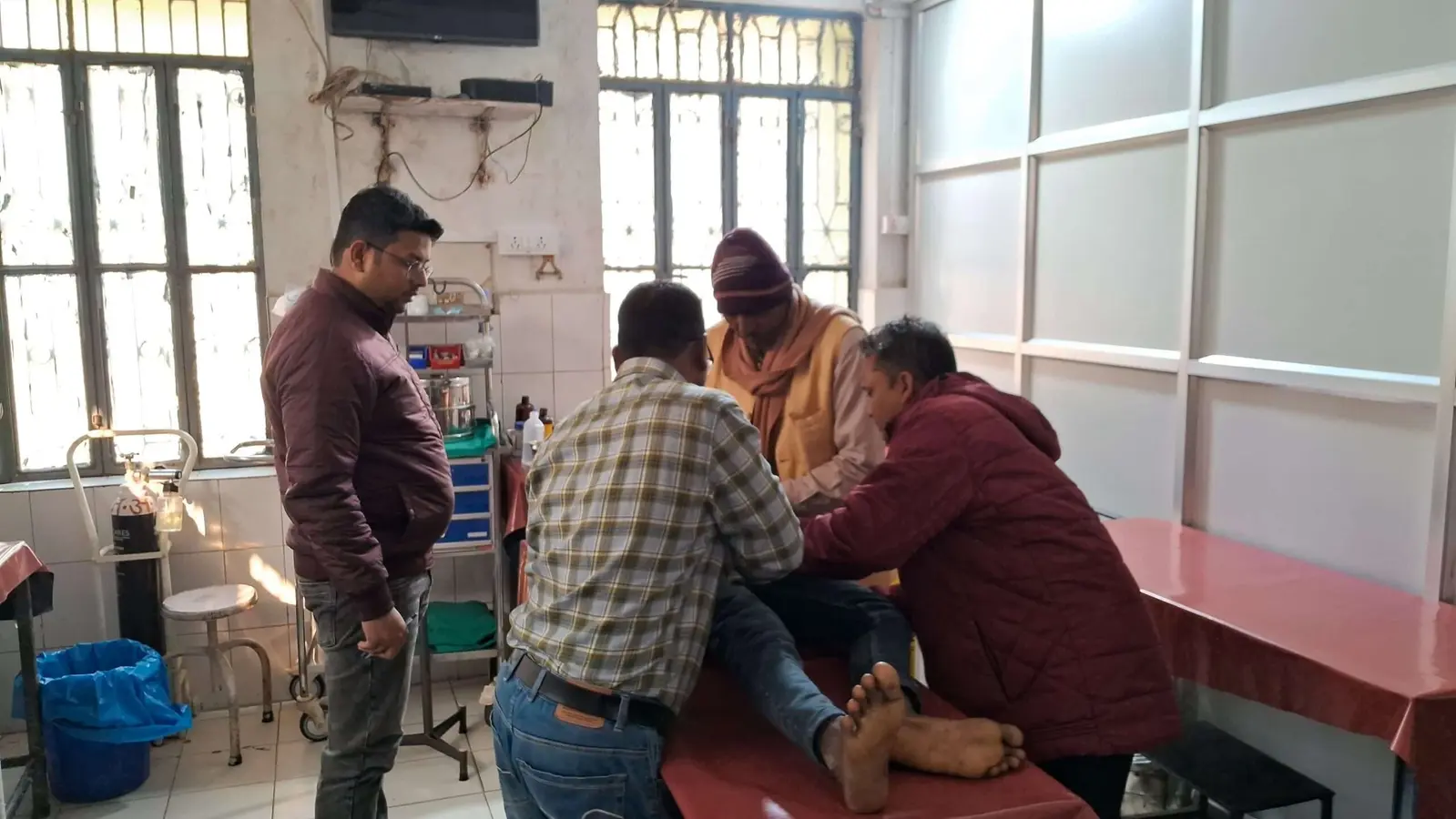 स्कूल बस की चपेट में आने से किशोर घायल, रेफर