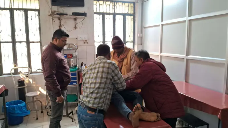 स्कूल बस की चपेट में आने से किशोर घायल, रेफर