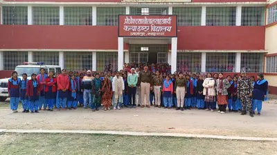 पुलिस ने छात्राओं को साइबर सुरक्षा के बारे में किया जागरूक