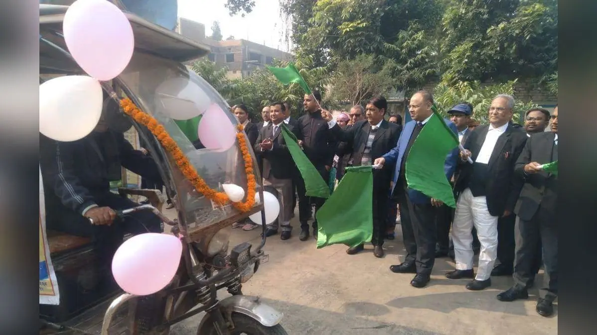 राष्ट्रीय लोक अदालत को लेकर जिला जज ने प्रचार वाहन को हरी झंडी दिखा किया रवाना
