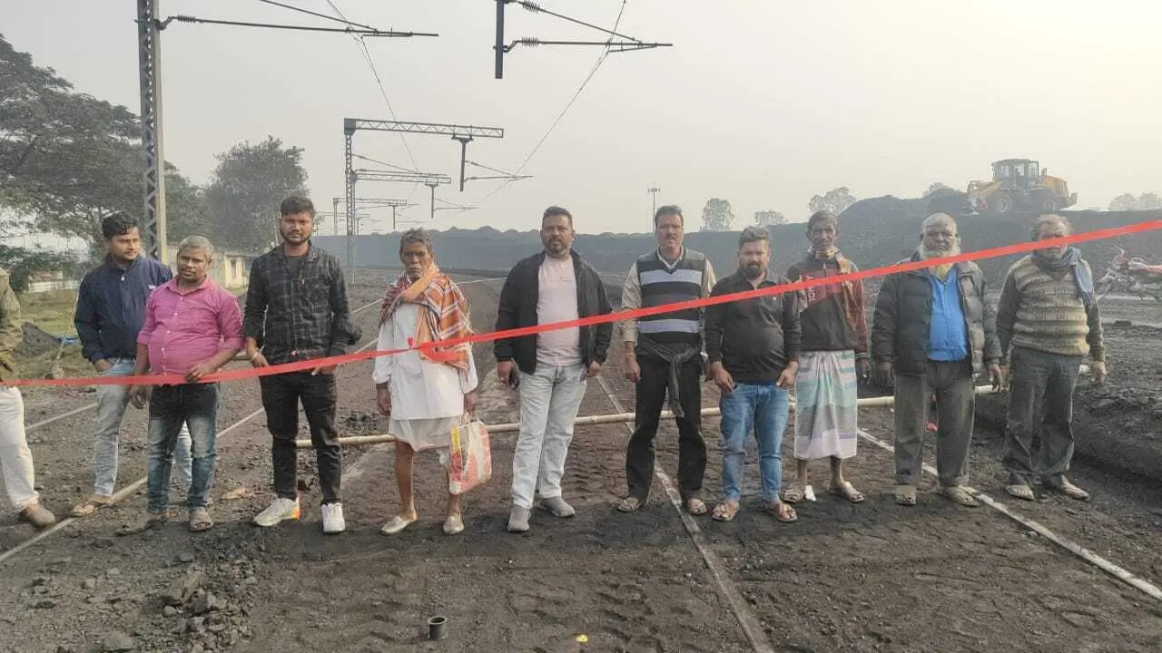 रैयतों ने पीएसपीसीएल रेलवे कोयला साइडिंग किया अवरुद्ध