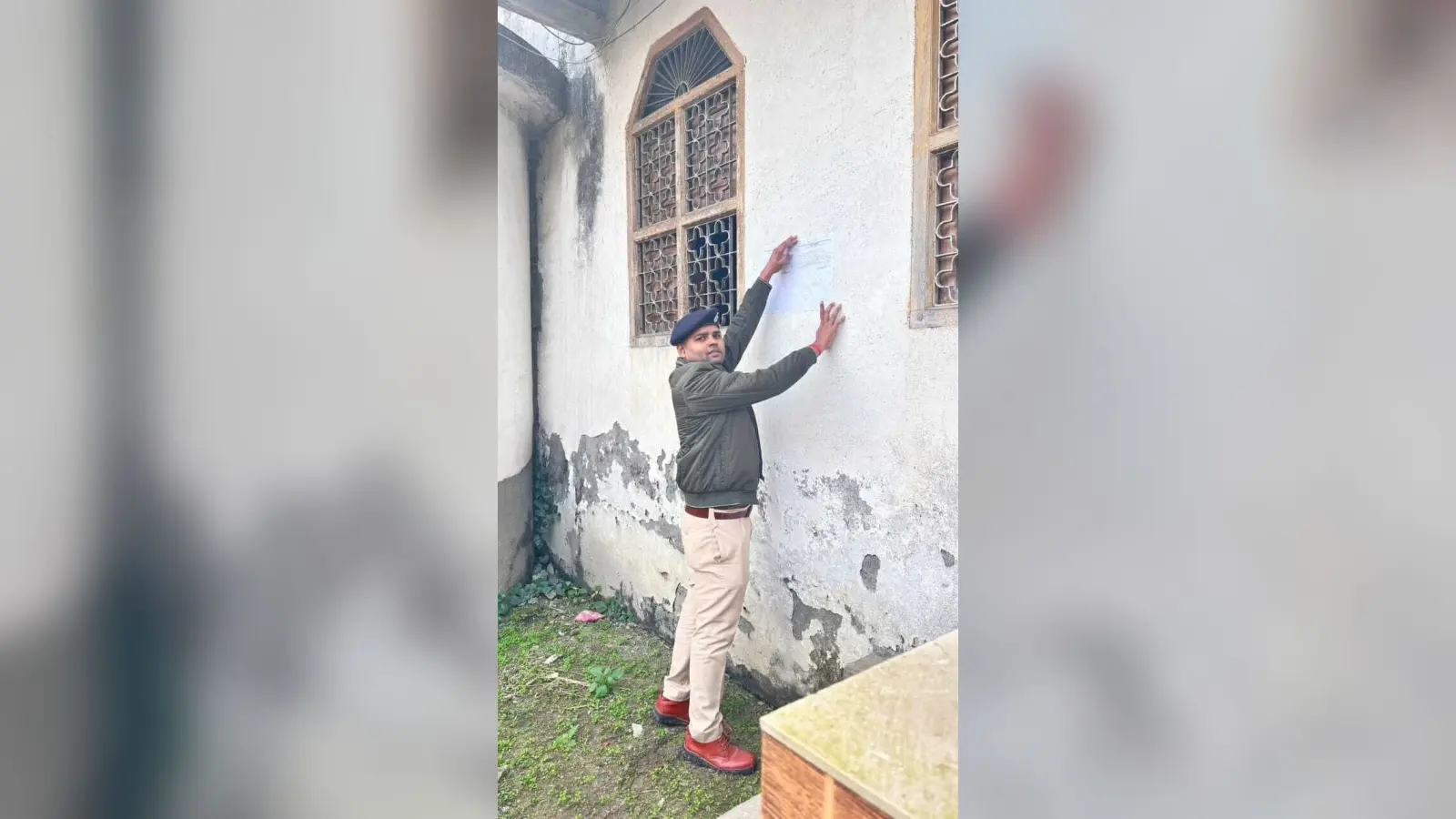 वांछित अभियुक्तों के घर पर ढोल-नगाड़े के साथ इश्तेहार चिपकाया