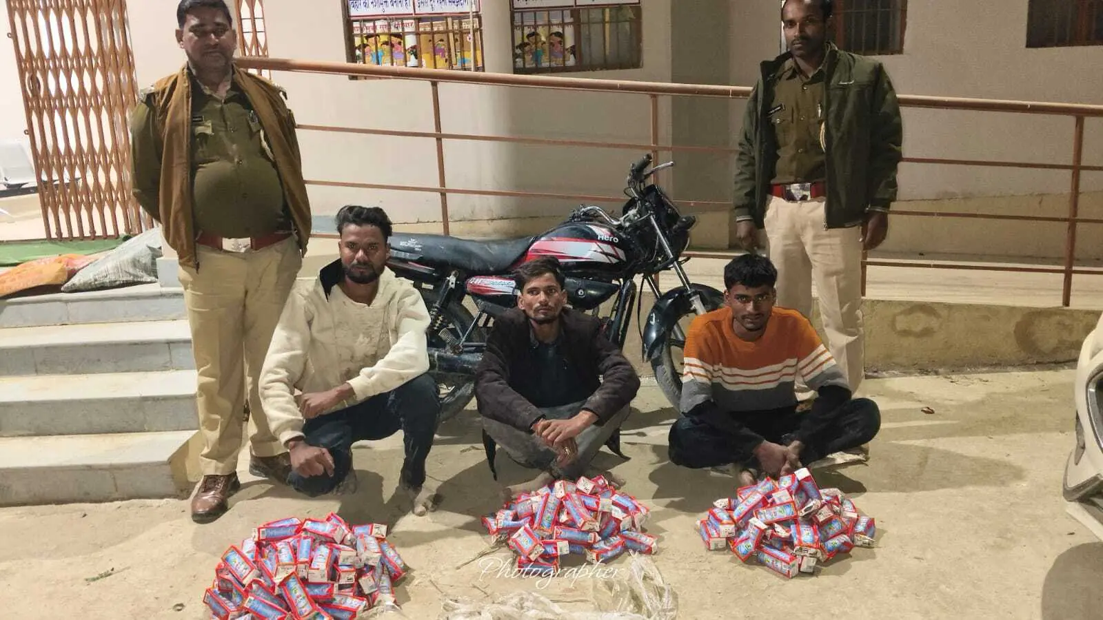अलग-अलग जगहों पर कार्रवाई में 56 लीटर शराब के सात तस्कर गिरफ्तार